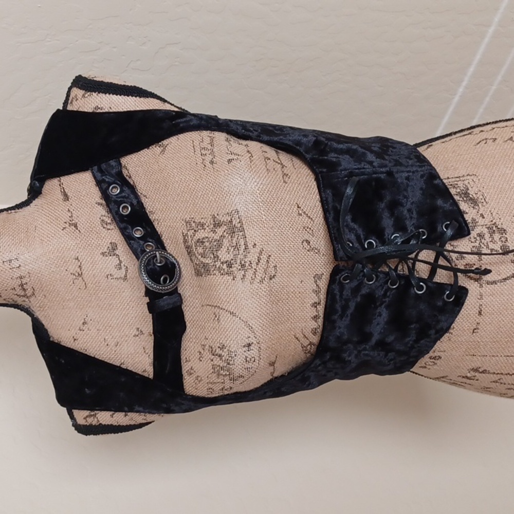 Widow black velvet corcet buckel on chest and lace in front and back LARGE